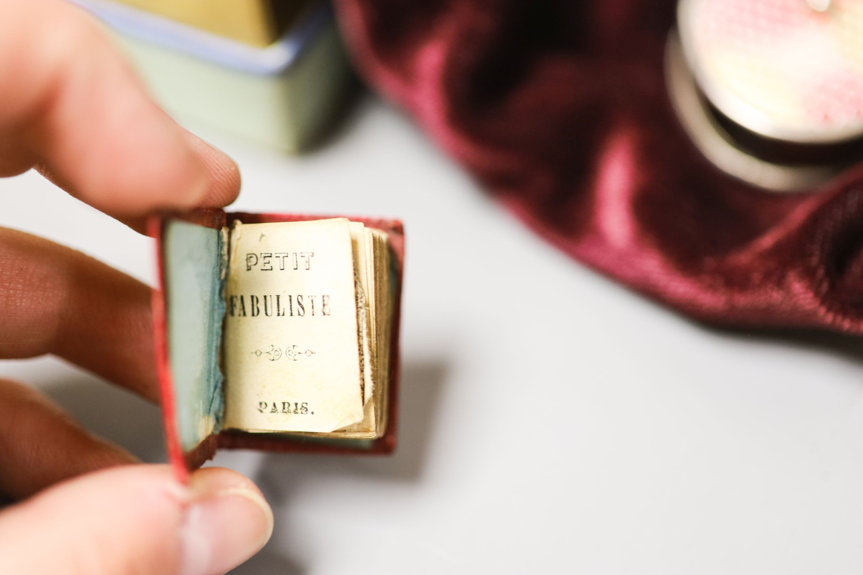 A collection of cabinet curiosities including beadwork purses, thimbles, Tunbridgeware stamp case, miniature album etc.